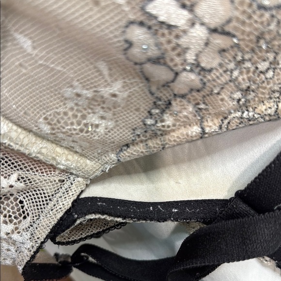 Victoria’s Secret, Dream Angels, Lace Underwire Bra - Cream & Black, 36DD - Picture 15 of 16
